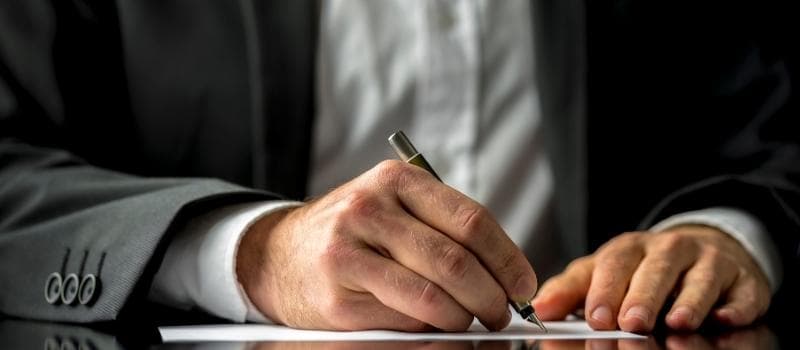 coherederos deben probar en juicio si ha sido desheredado