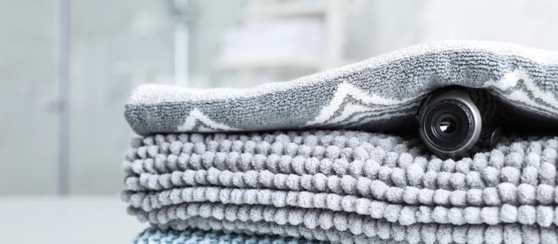 multa a un joven que grabó a su compañera de piso en el baño